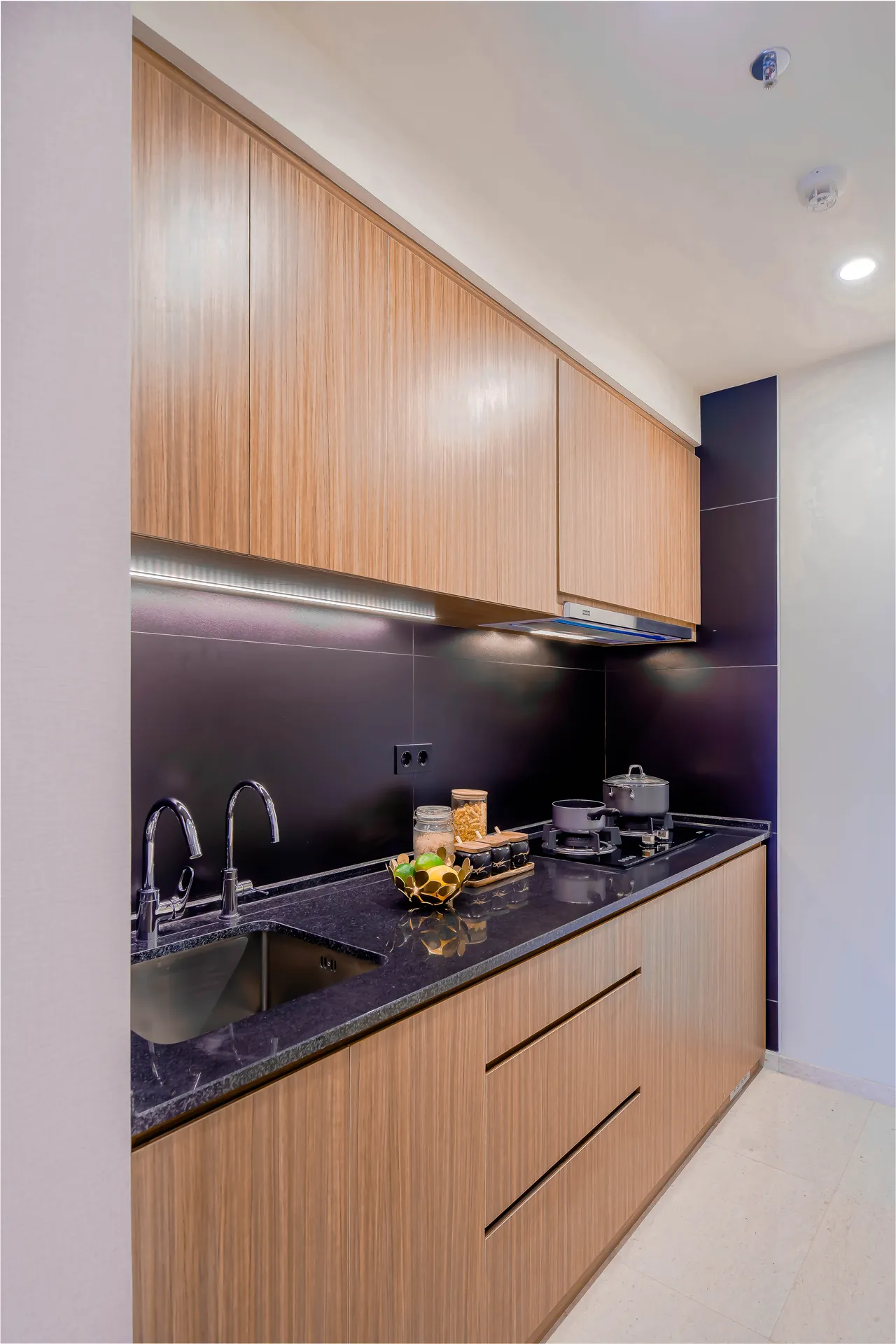 1BR+1 living area with city view